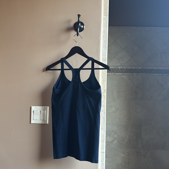 Lululemon - Picture 3 of 3